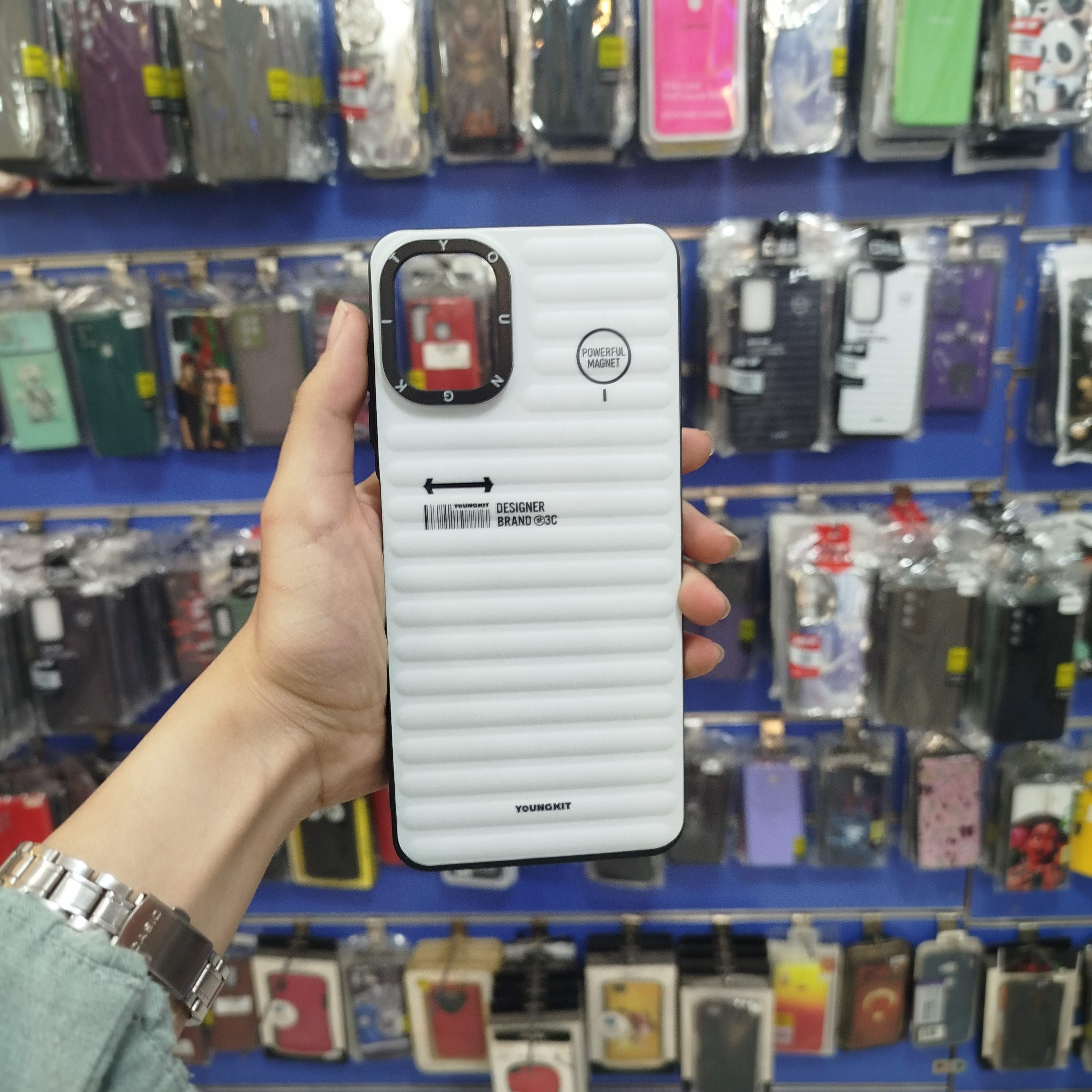 گارد سامسونگ A06 پافری سفید